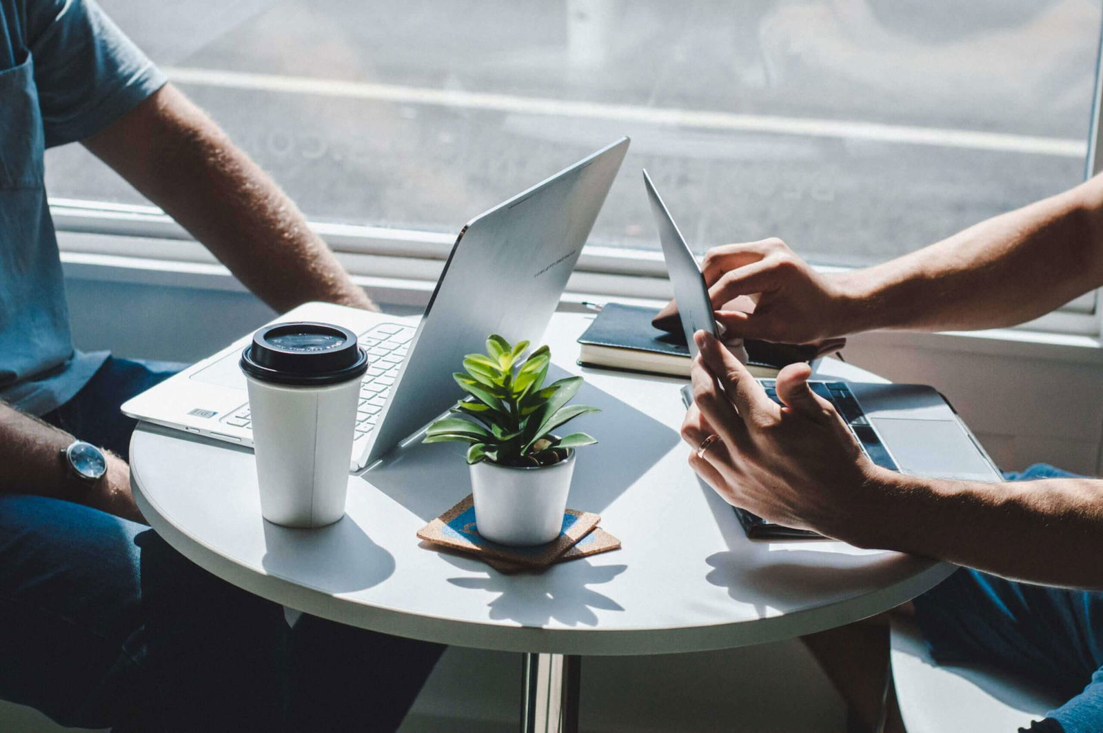 2 men having a business meeting at a coffee shop